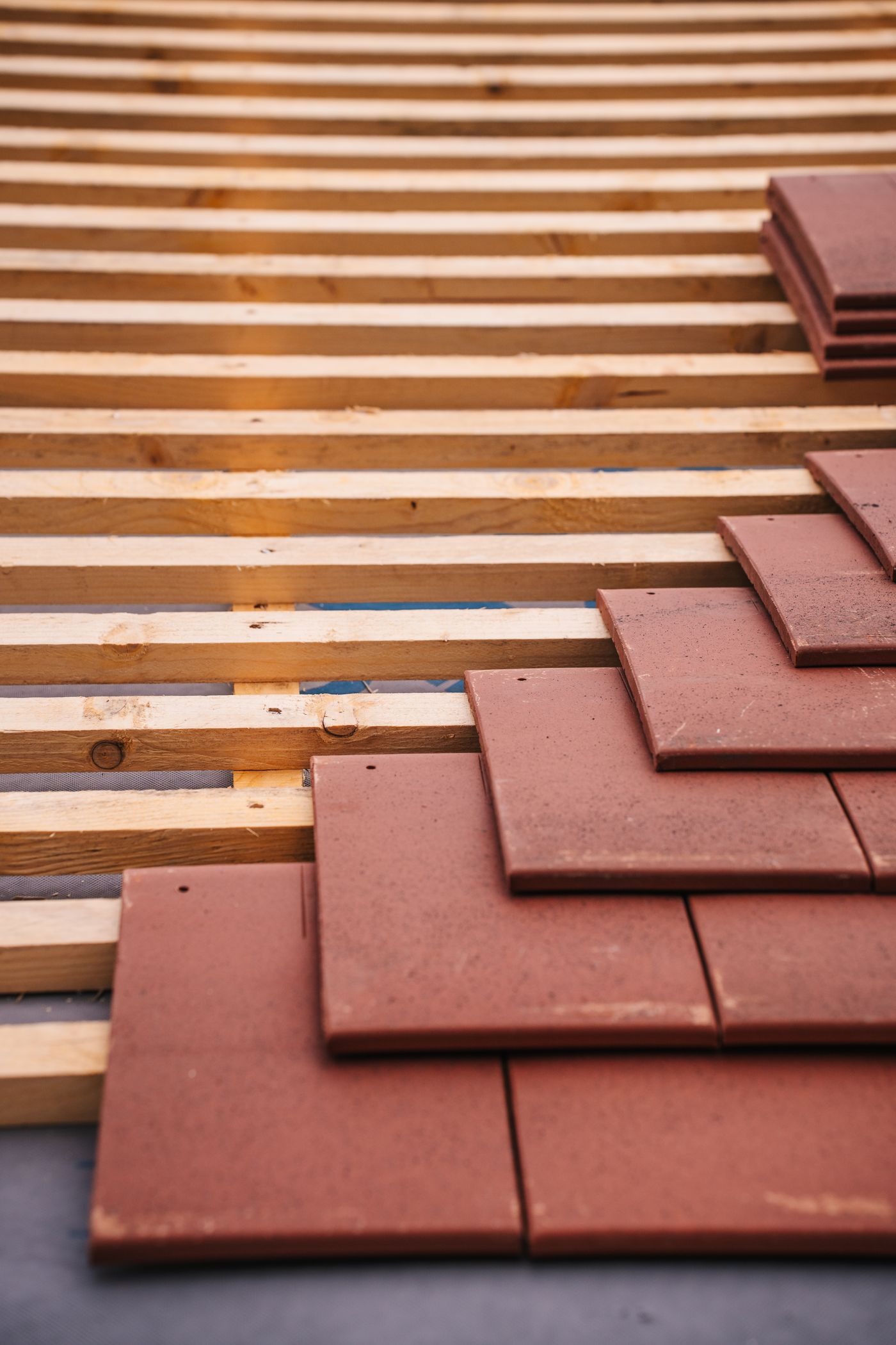 Nahaufnahme von Tonziegeln auf neuer Holzlattung.